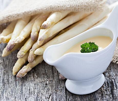 Sauce Hollandaise im Saucenschaelchen mit Spargel
